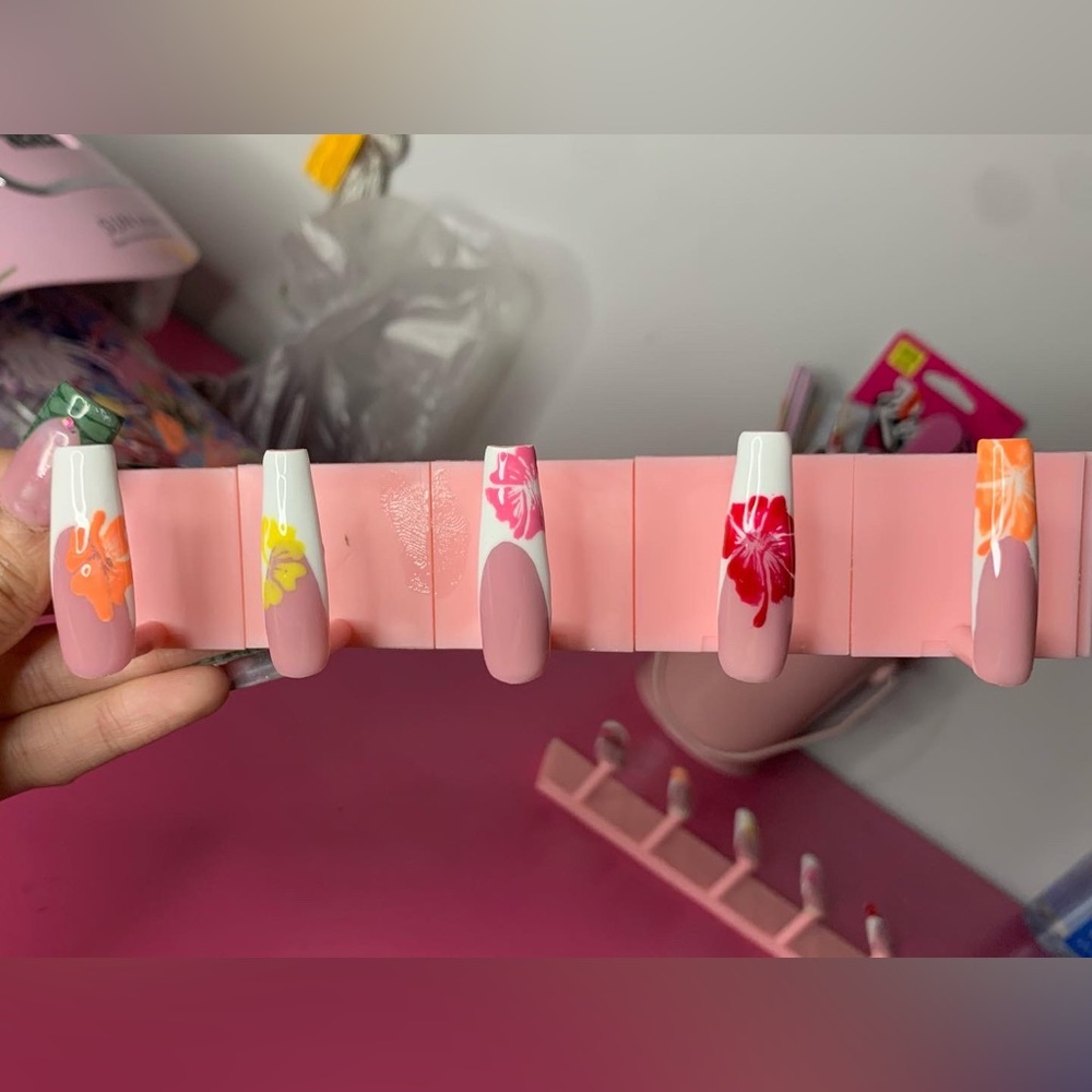 HAWAIIAN THEMED WHITE FRENCH TIP COFFIN PRESS ON NAIL SET - Picture 3 of 4